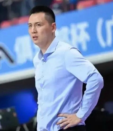 -教练战术调整得当，全队发挥稳定