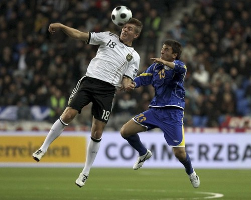 九游体育亚洲官网-欧洲杯预选赛争夺白热化，球场豪强较量的简单介绍