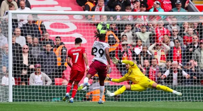 包含利物浦客场遭遇阻击，-战平维冈竞技的词条