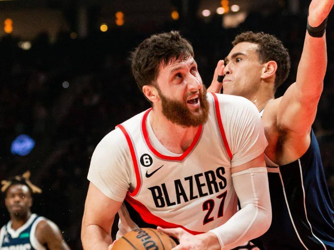 热那亚后防线遭遇危机,教练组讨论调整 热那亚后防线遭遇危机,教练组讨论调整