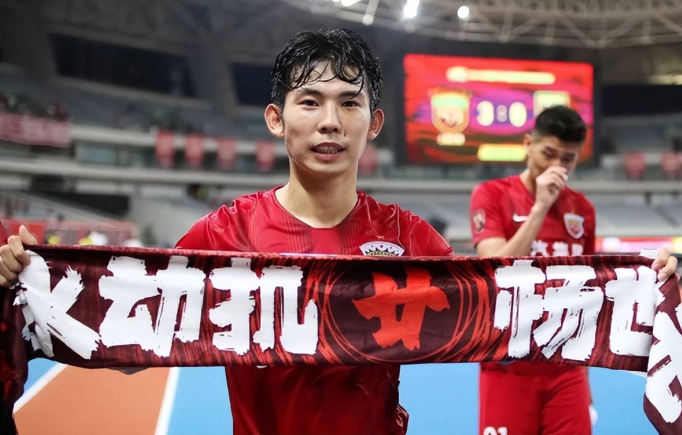 上海上港队员团结一致，击败对手