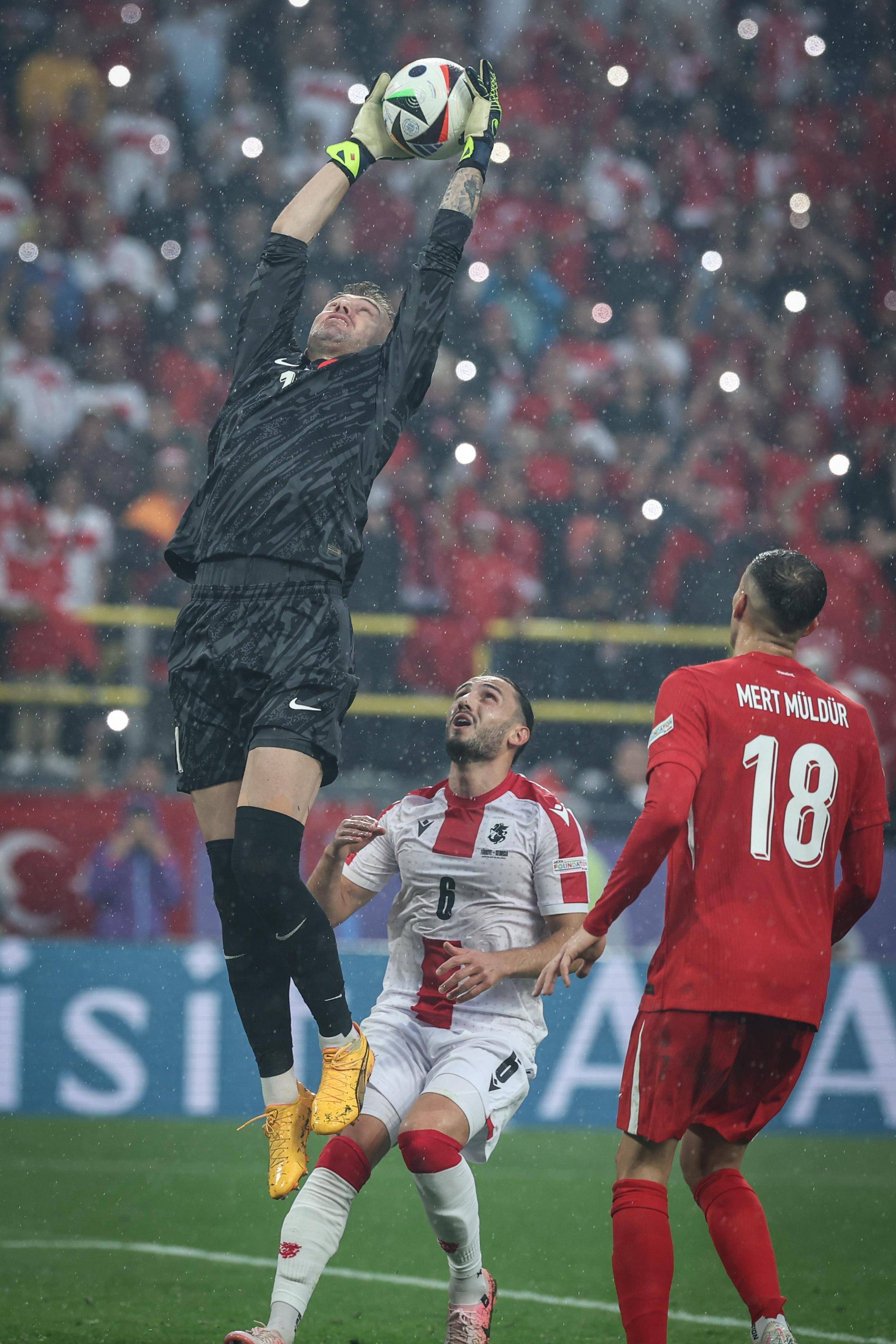 土耳其队在欧预赛中迈出成功一步 土耳其队在欧预赛中迈出成功一步