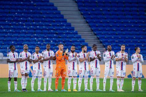 包含法甲球队士气高涨，势如破竹连胜在望的词条