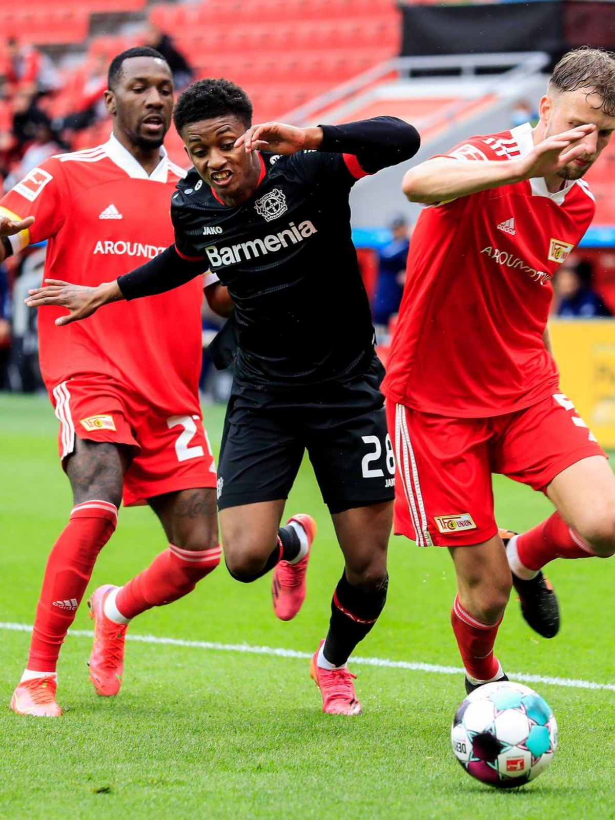 九游体育官网-曼联客场大胜，重回争冠行列