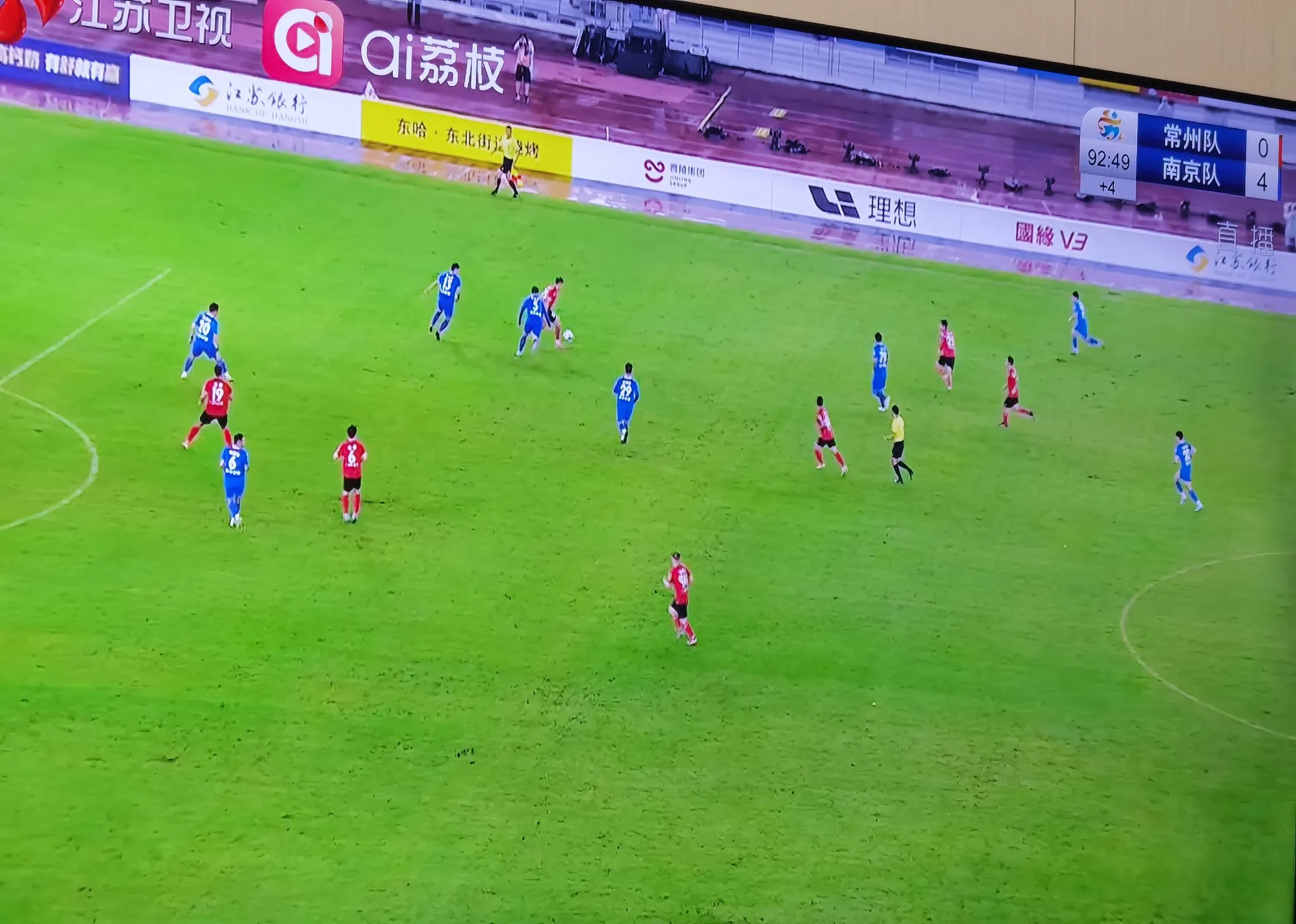 -赛场上球员技艺娴熟，展现出色表现