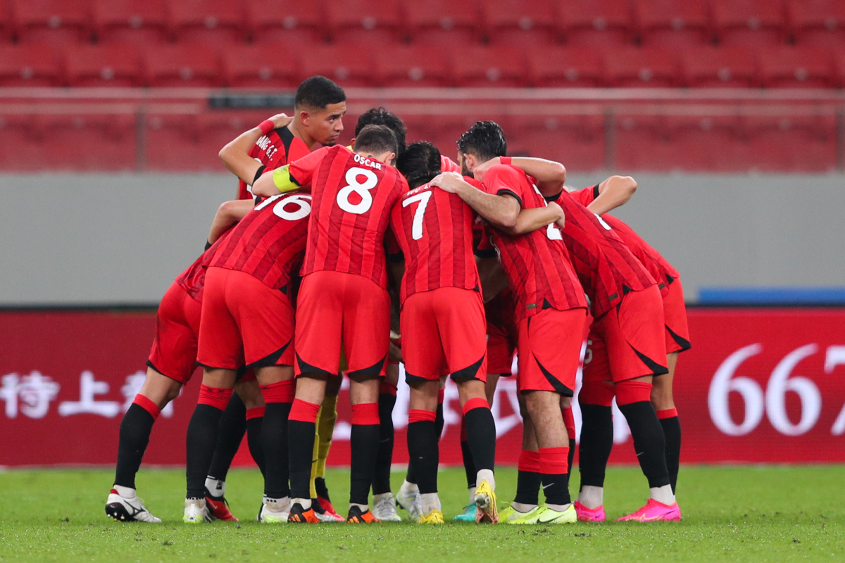 九游体育官方登录入口-球场上的激烈竞争让人目不暇接