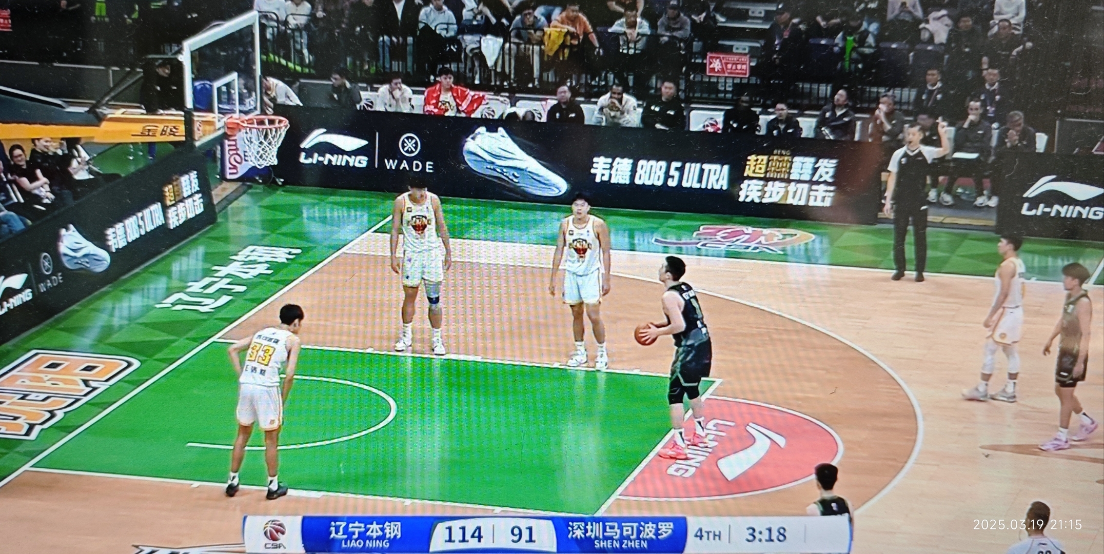 辽宁男篮大胜深圳马可波罗，稳居榜首位置