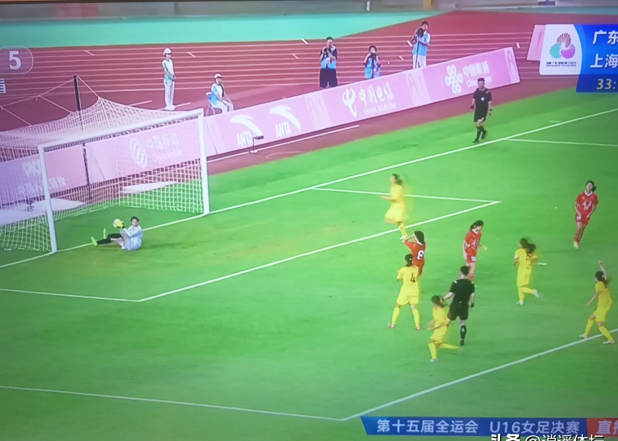 女足比赛精彩绝伦，现场观众沸腾