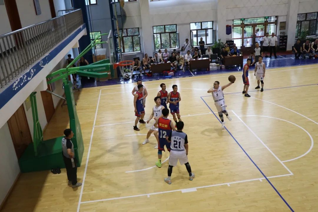 篮球赛场精彩不断，球队风采展露无遗的简单介绍