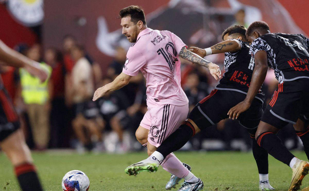 -关于危险中求胜，球员拼尽全力向胜利冲刺的信息