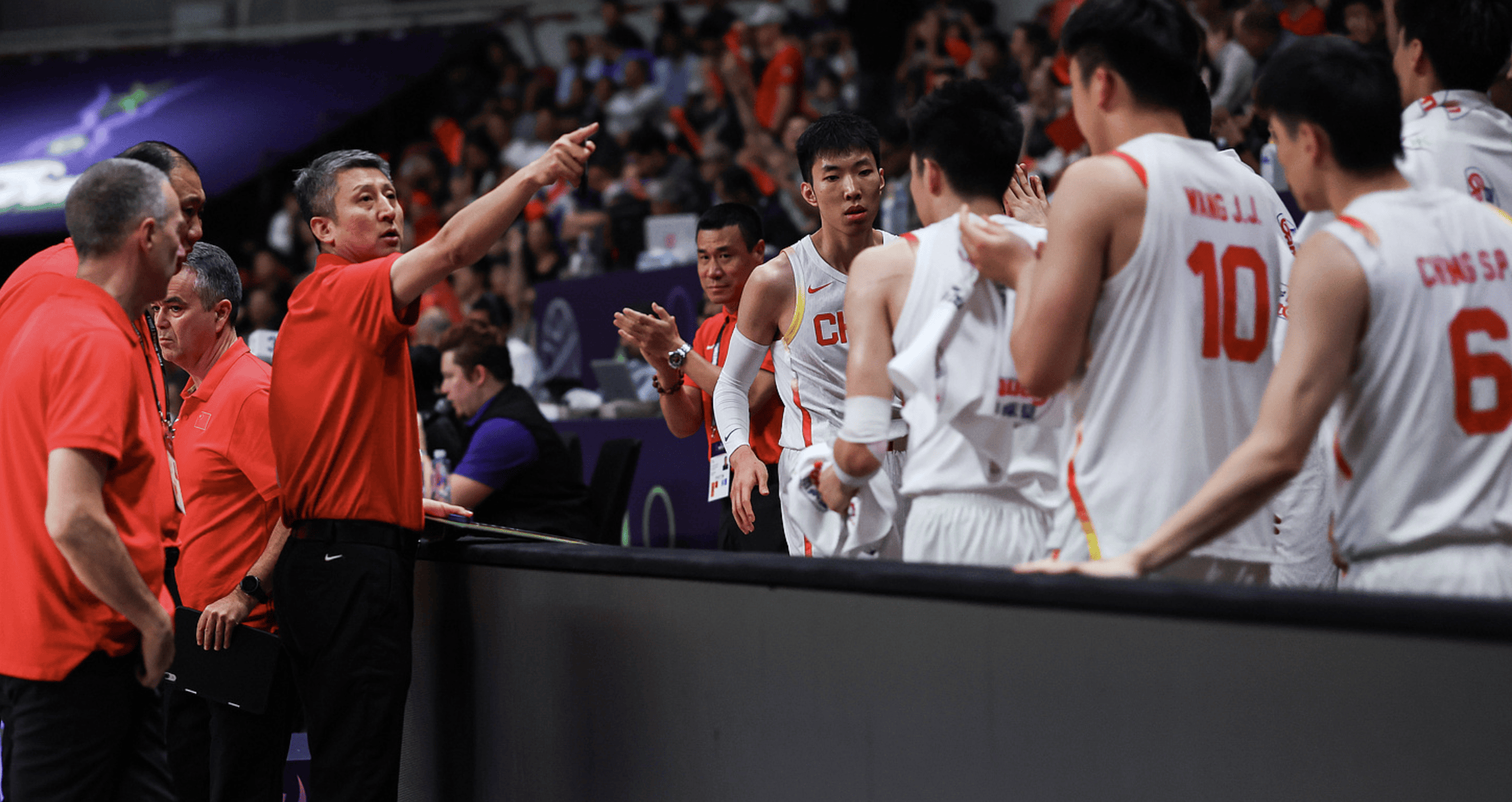 中国篮球巨星在海外赛场大放异彩