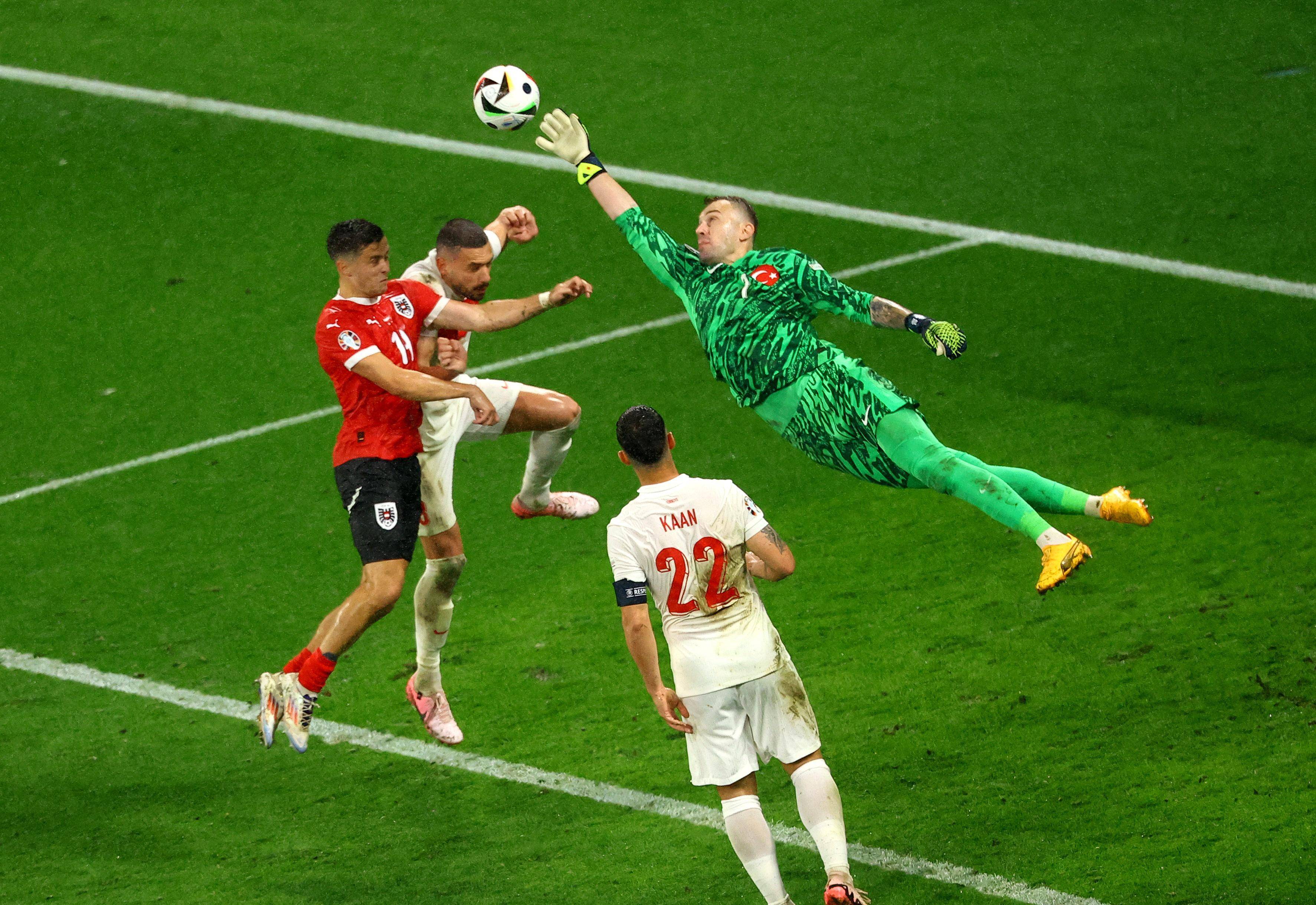 包含欧洲国家足球赛豪强对抗，球员技术风采展现的词条