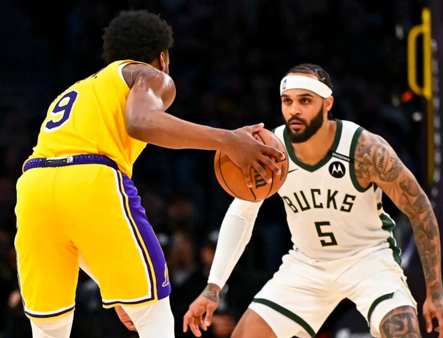 九游体育-雄鹿客场大胜湖人，保持不败纪录！