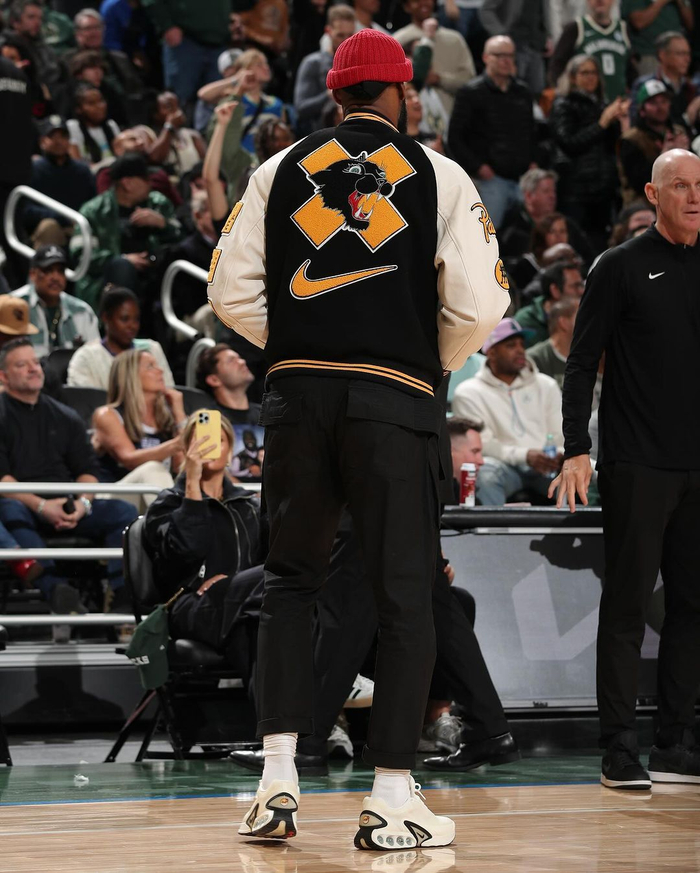 雄鹿客场大胜湖人，保持不败纪录！