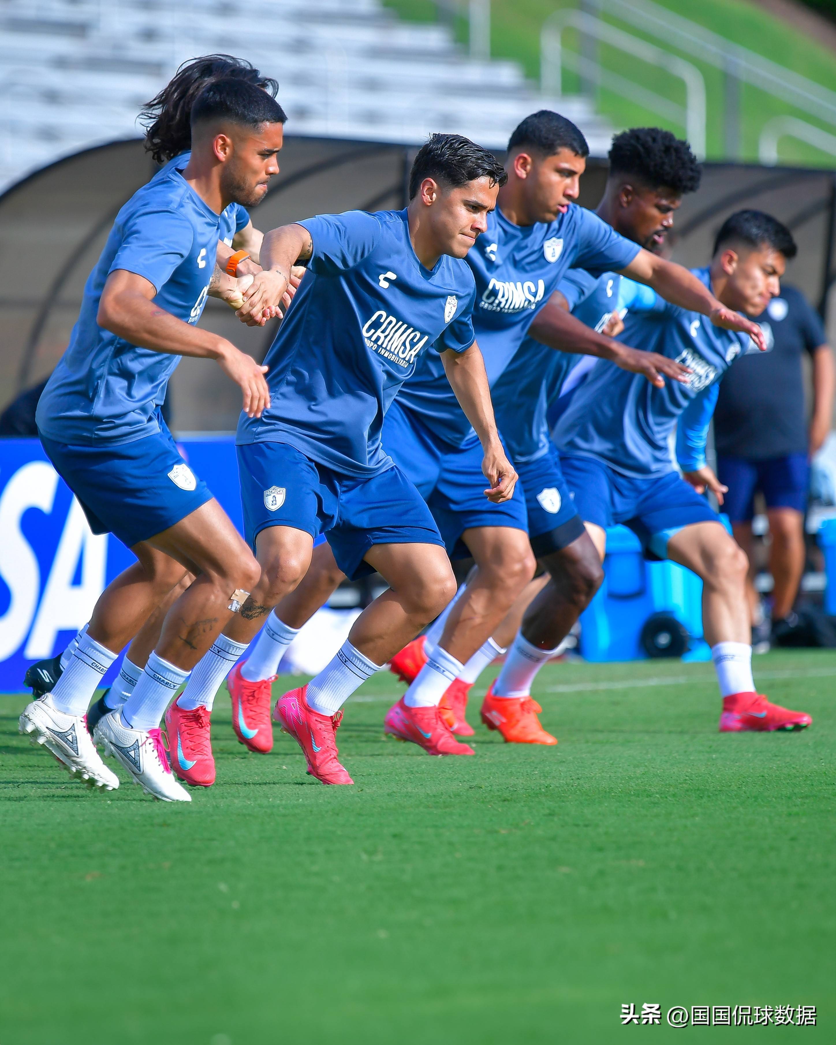 足球巨星的荣耀对决，全场球员拼尽全力的简单介绍