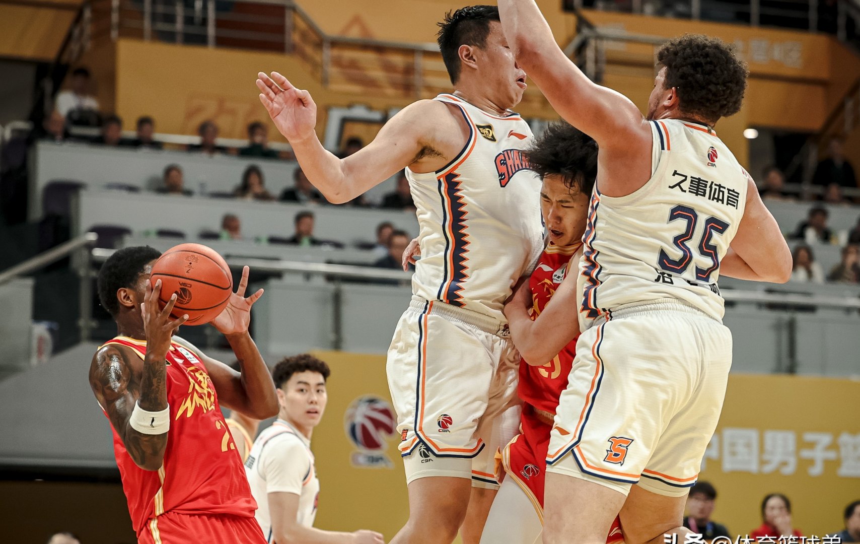 关于著名篮球职业联赛赛场热火朝天的信息