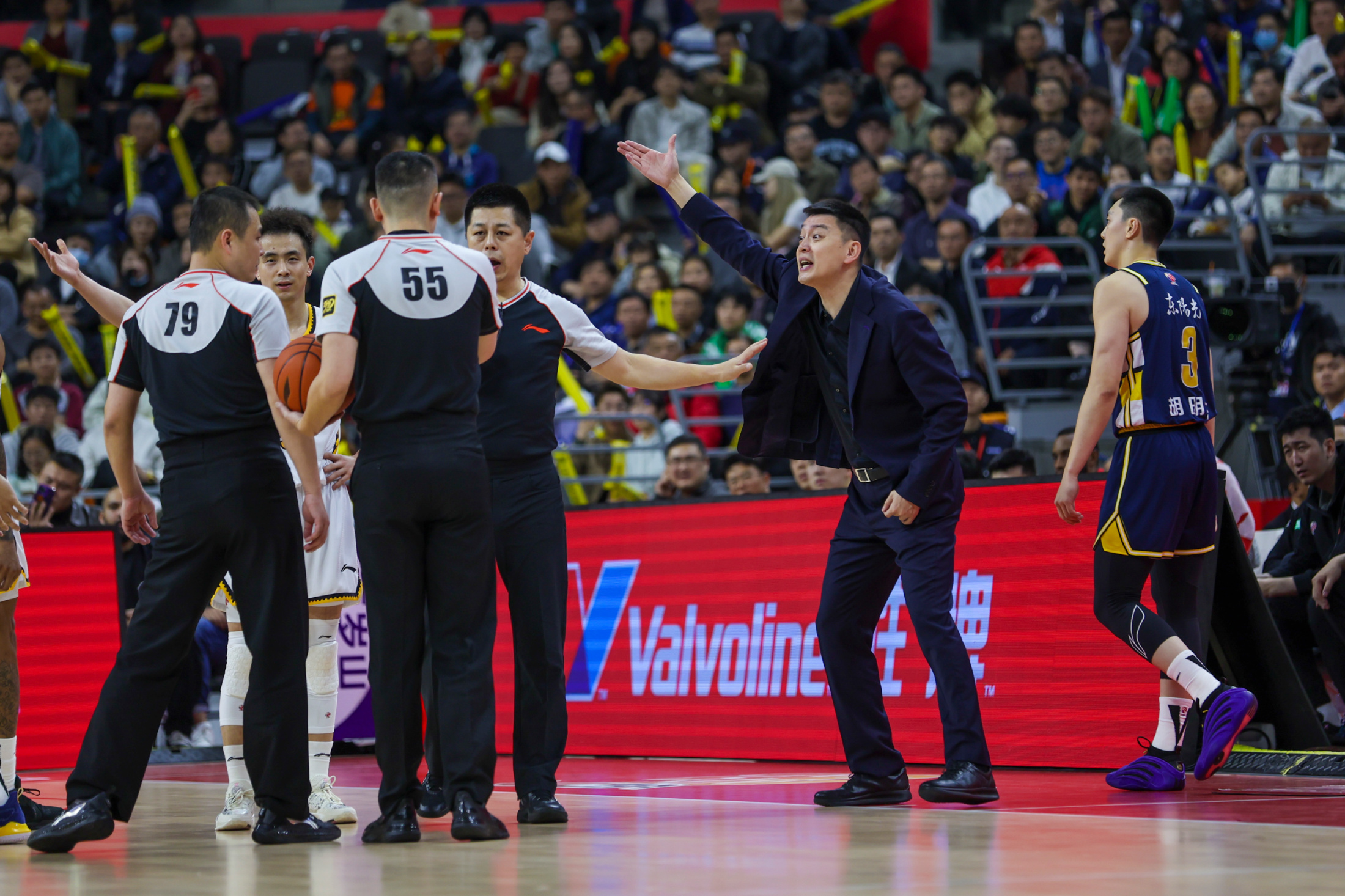 福建男篮迎来胜利,艰难击败辽宁队 福建男篮迎来胜利,艰难击败辽宁队